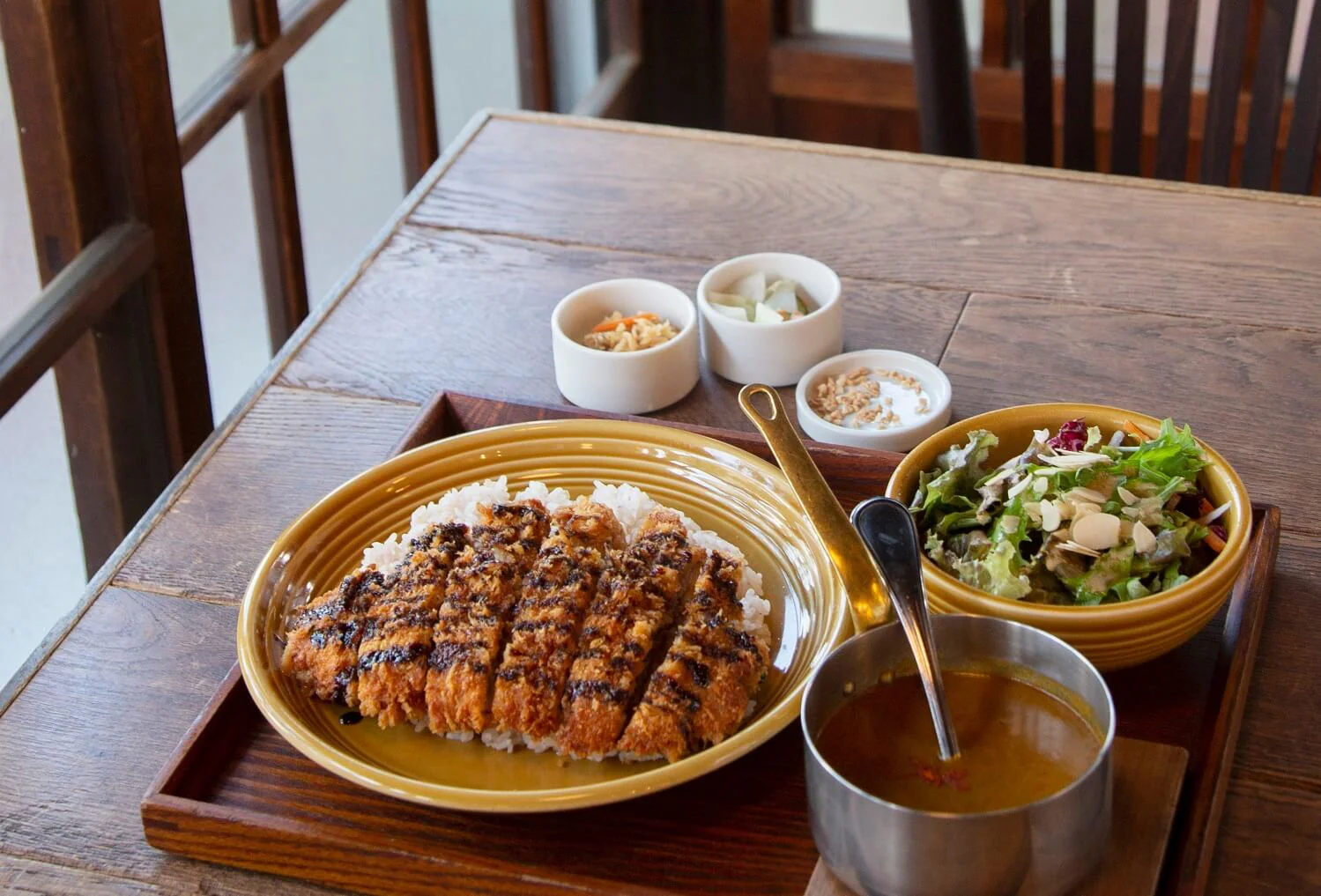 八王子のカレーは一筋縄ではいかぬ 個性派揃いのカレーと出合える店 さんたつ By 散歩の達人