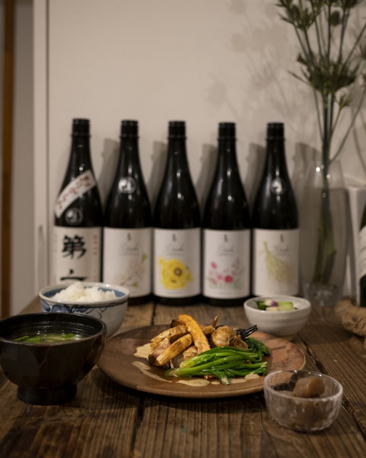 おすすめ品1180円(税別)。このときは豚の柚子胡椒焼き。兄たちが作る酒米で仕込んだ酒「第六」100㎖ 800円と。