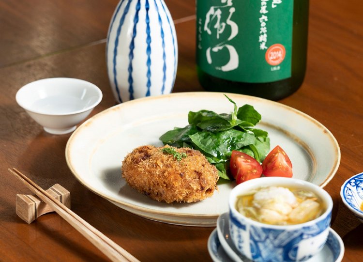 ラムメンチカツ 660円、ハモ出汁で冷たい茶碗蒸し550円、岩手「酉与右衛門」１合803円。