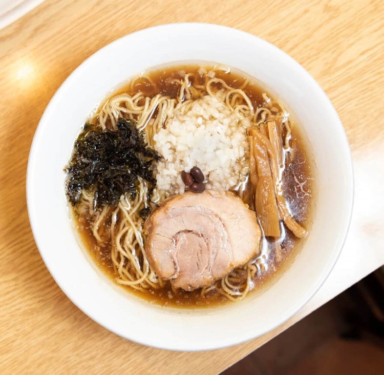 醤油らーめん680円。中央にはちょこんと小豆が。