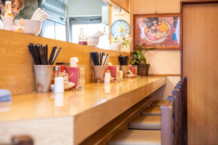 カウンターには時間つぶしの知恵の輪がある。