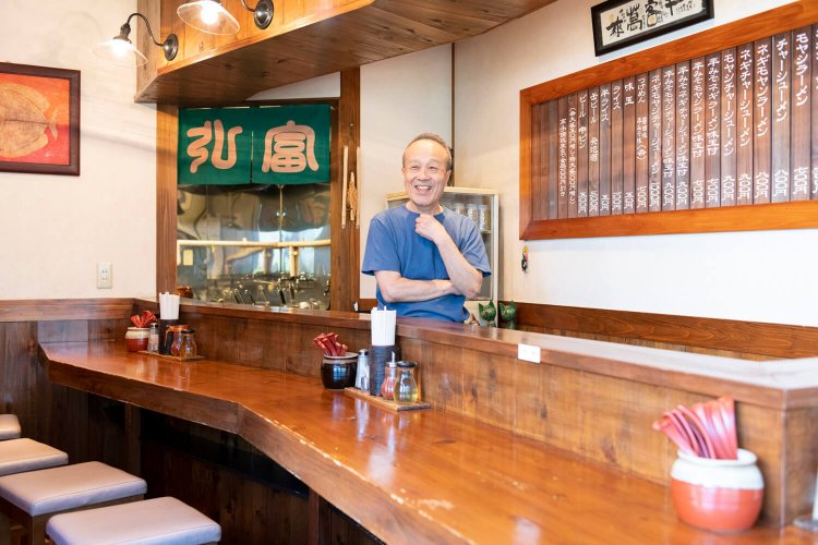 店主の小川さんの人柄にファンも多い。