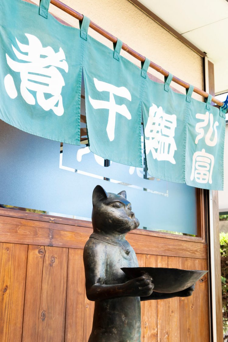 入り口には店主の友人からもらったネコの置物がお出迎え。