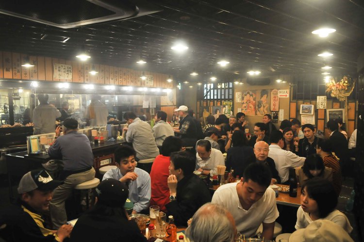 店内は常ににぎわっていて、串焼きの煙が立ち込める。