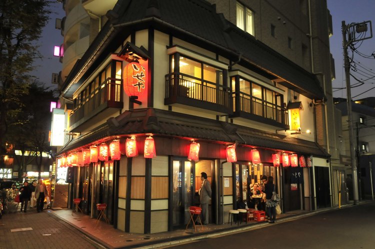 道に面して焼き台があり、その香りに誘われて足が向く。