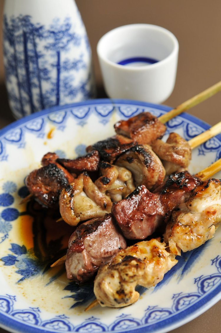 焼き鳥はリーズナブルなので、心ゆくまで日本酒300円～と楽しみたい。