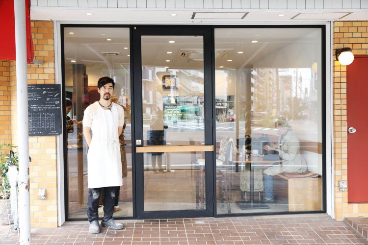 公平さん。看板はあえて昔のままだが、店内の装いは新たにした。