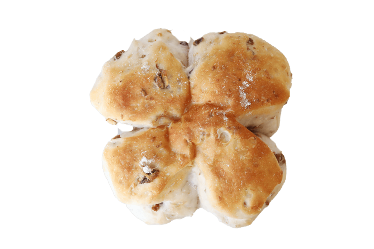 弾力ある食感にリピーター続出の、米粉を使ったクルミパン200 円。