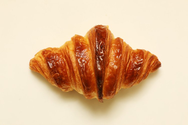 表面がパリッパリ、中しっとりのクロワッサン195 円も人気の一品だ。