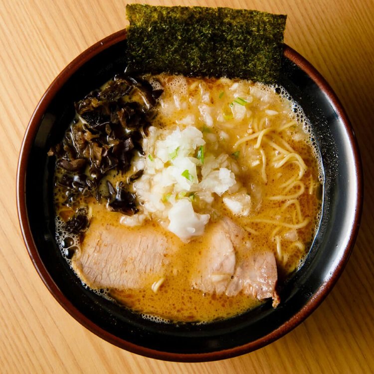 とんこつ醤油600円。ライスはお代わり無料、替え玉100円。