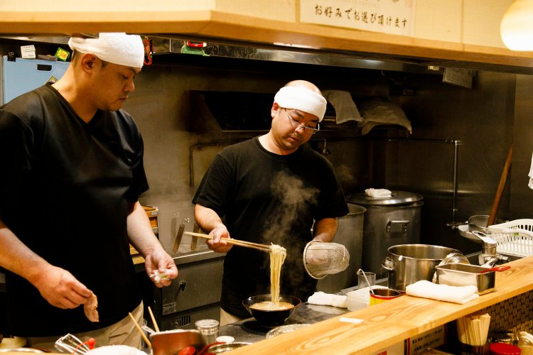 分業制で、すばやくスープを仕上げる。