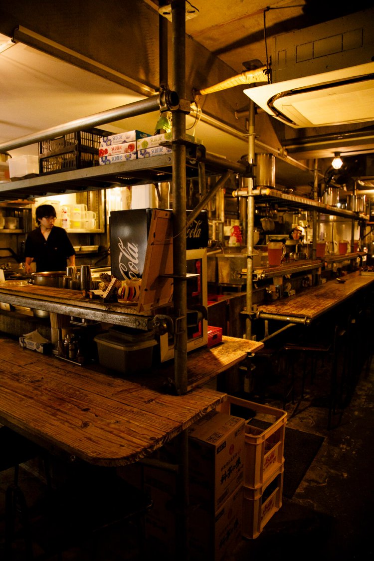 テーブルとして使われているのは工事現場の「足場」に板を載せたもの。