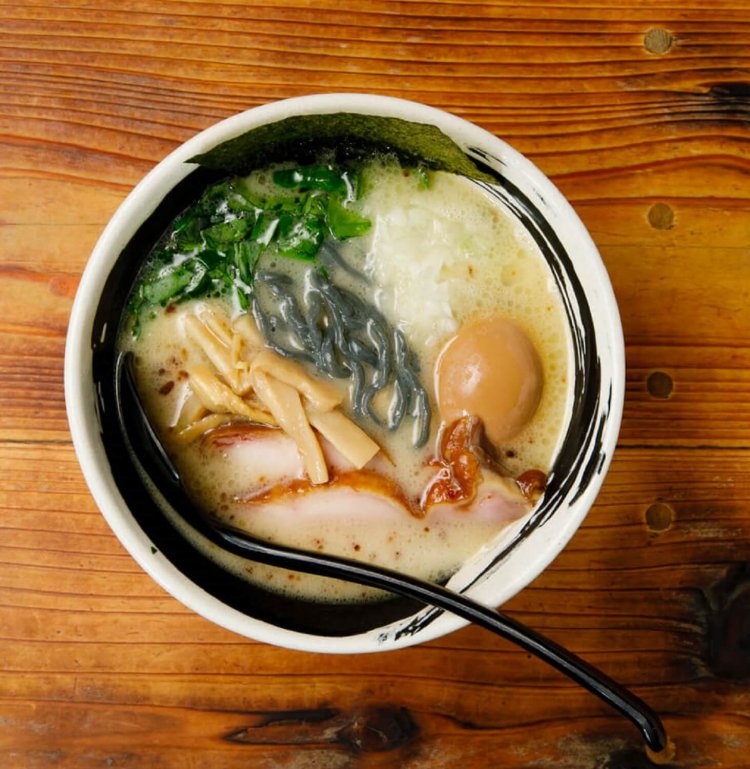 こく塩鶏そば780円、半熟味玉子100円。チャーシューは鶏もも肉。