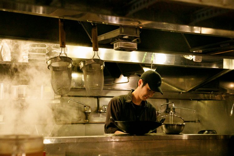 開店前の準備で大忙しの厨房。