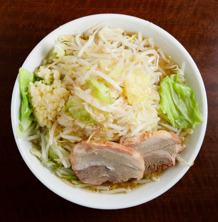 小魚介ラーメン650円。量が多いので初めての人は小ラーメンをすすめられる。