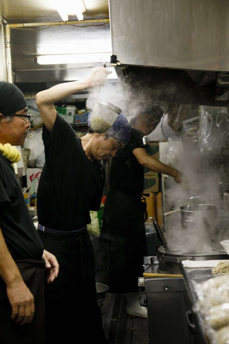 流れ作業で次々に注文のラーメンができあがる。