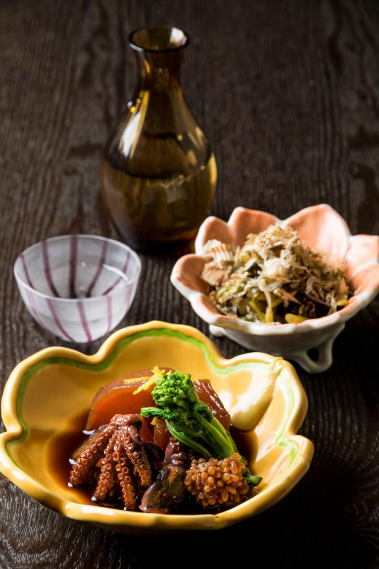 明石産子持ちイイダコと大根の桜煮1200円、花わさびのおひたし580円、福井は淡麗辛口の常山1合820円。