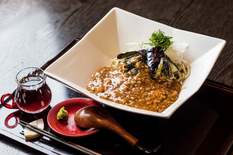 冷やしナスのそぼろあんかけ1050円はつゆをかけて。