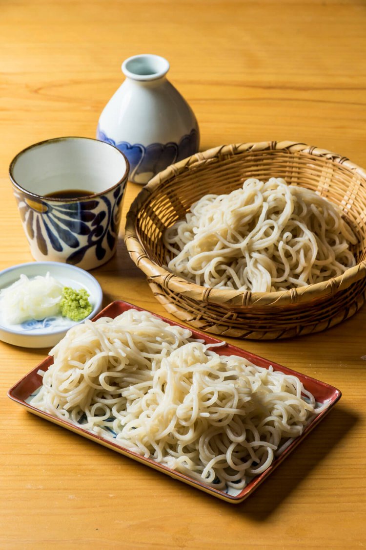 食べ比べができる大吟醸（手前）ともりそば1390円。