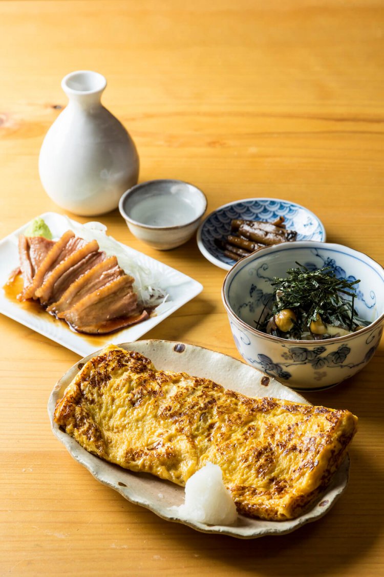 純米吟醸の真澄600円のアテは玉子焼500円、鴨ロース600円、味付山菜450円など。