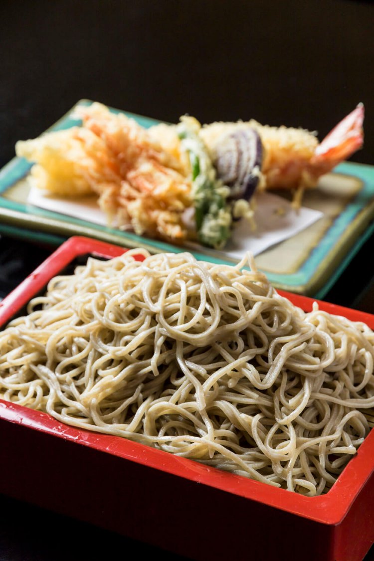 大きな海老の天せいろ1600円。