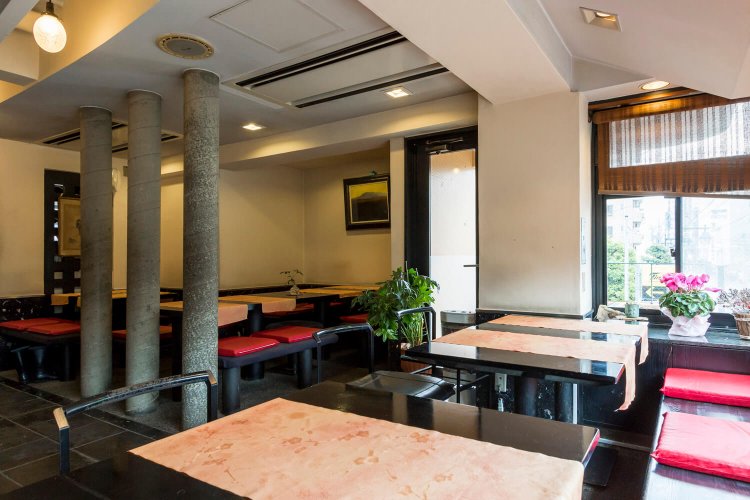 和風の喫茶店のよう。2階にあって明るい。