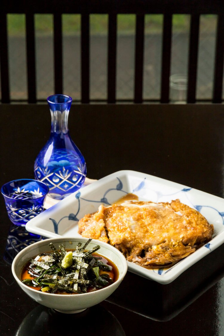 かつ煮950円は大ぶりだ。磯とろろ600円を鳥取の稲田姫750円でグビリ。