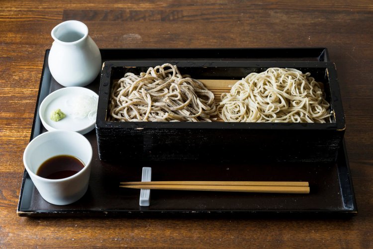 細切りの外一と生粉打ちの二色せいろは950円。