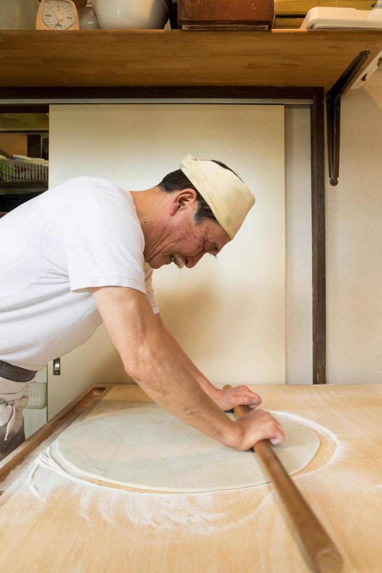 そば打ちは力任せではよくないという店主の阿部由樹さん。