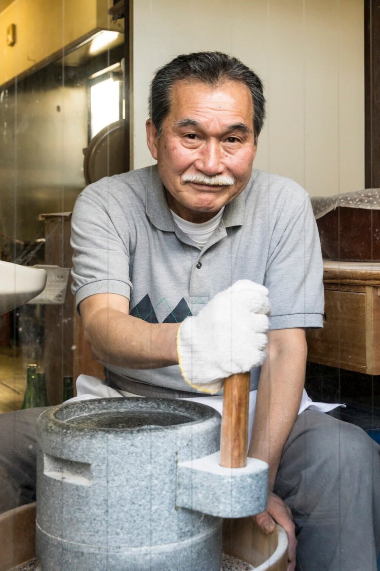 毎日、蟻巣石の石臼で愛情を込めてそばを挽く。