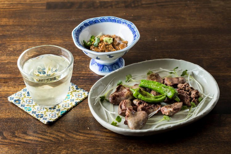 鴨はつの塩焼き600円、塩うに600円。生もと純米カネナカ（山口）800円は円熟の味わい。