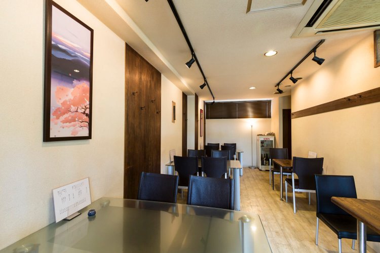 シンプルでモダンな店内。