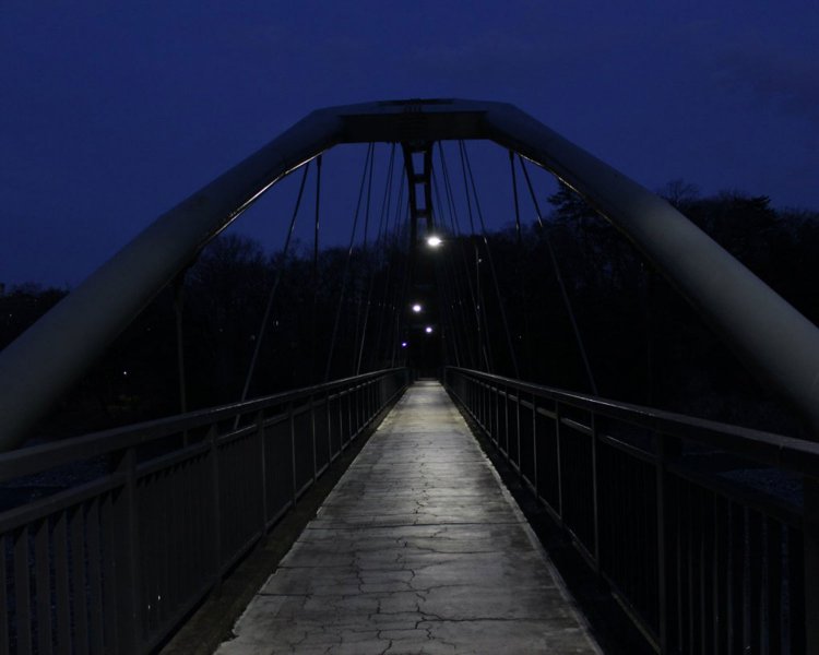 そこだけいつも雪が積もっているような柳淵橋。多摩川に架かる人道橋。