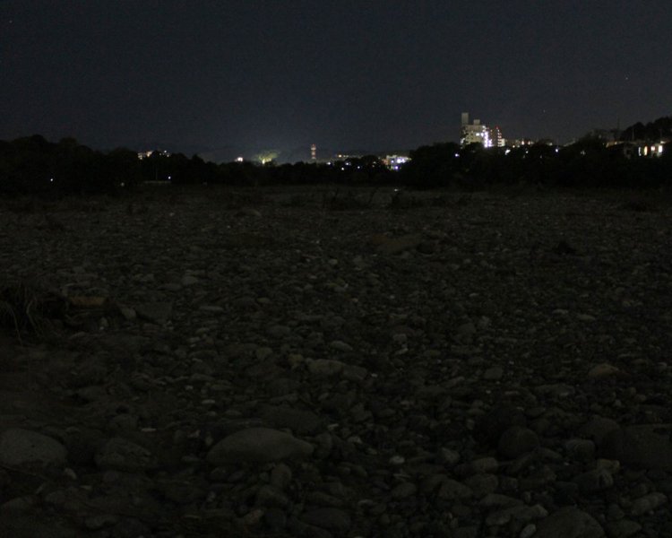 河辺荒野。賽の河原のような石ゴロゴロ地帯。