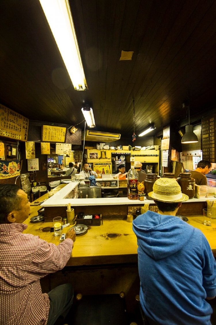 渋いコの字カウンター。