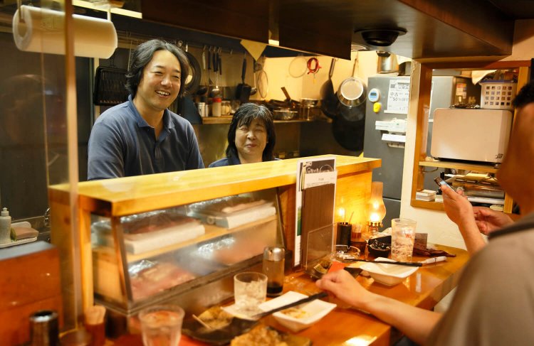 店主と小岩出身の奥様、かおりさん。10月からジビエ料理を提供する日も！