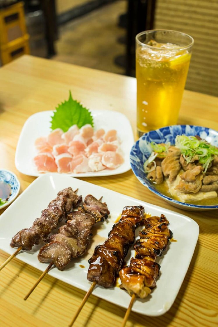 もつ焼き4本ミックス360円、豚もつがたっぷり入りながら上品な味のにこみどうふと、鳥刺各380円。焼酎ハイボール300円。