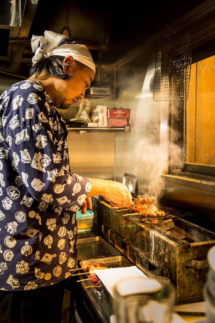 炭火で焼く店主。「奥に座敷席も用意してます」。