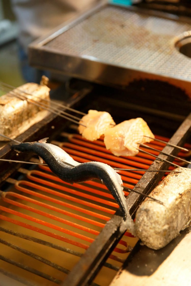 焼き魚は注文後に串に刺して炙る。