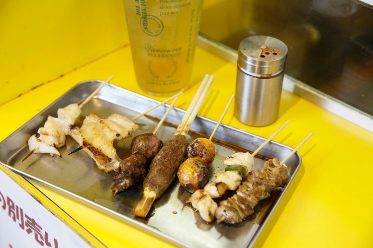 右からシロモツ、ネギマ、玉子、自家製タタキなど。 やきとりは20種各70円。酒は1本30円で持ち込みOK(ウイスキーなどアルコール度数が高い酒はNG)。