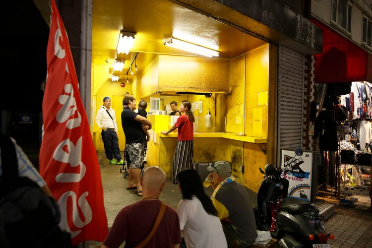 常連同士仲がいい。立ち飲みだがベンチに座り飲む人も。