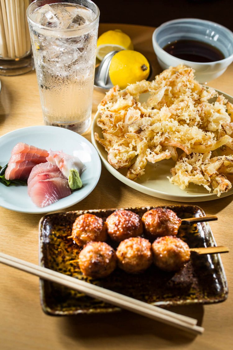 自家製つくね、当日はイナダやキハダマグロなどが並んだお刺し身3点盛り、巨大なかき揚げ各360円。生レモン120円、チューハイ260円と酒も安い。