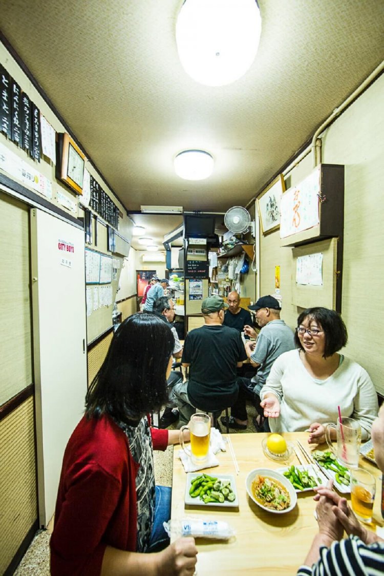 カウンターとテーブルで全20席。35年以上通う常連も。