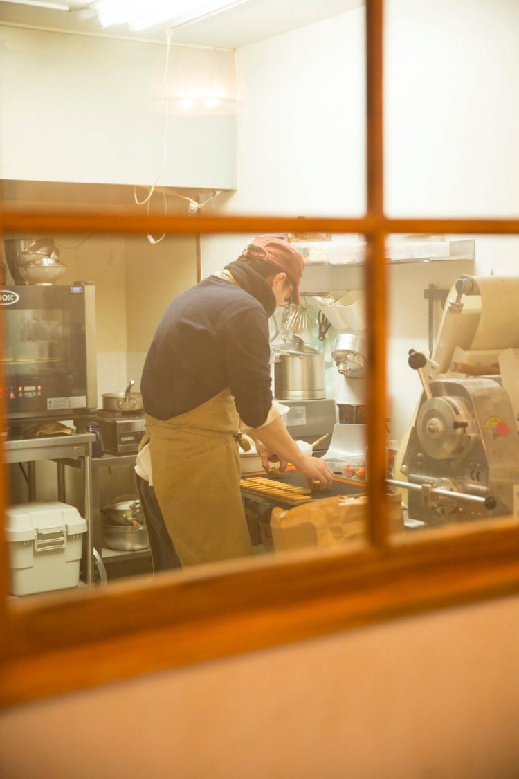 席に着いて注文を待つ間、窓越しにお菓子を作る石川さんの姿が見える。