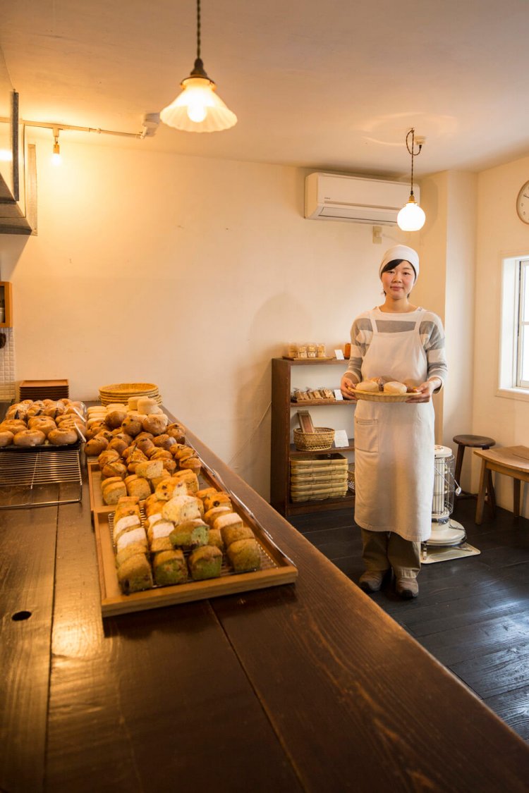 『mimosa』はお菓子も自家製酵母パンも洋子さん手作り。マロンのスコーン1個280円も好評。