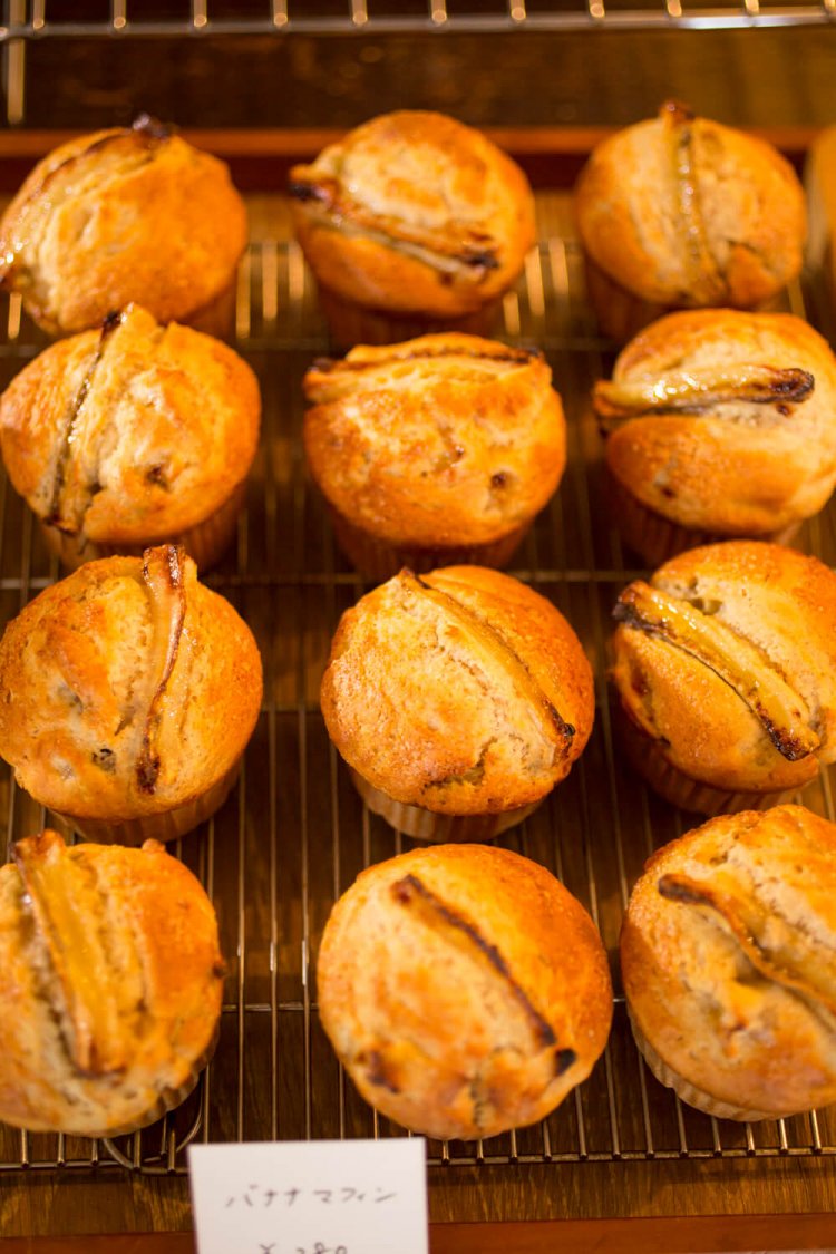 『パンとお菓子 mimosa』のバナナマフィン1個300円。