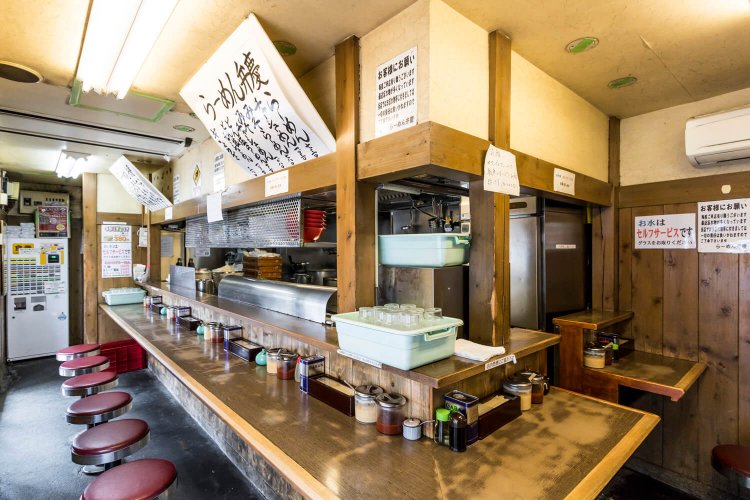 座席はL字形になったカウンターのみ。