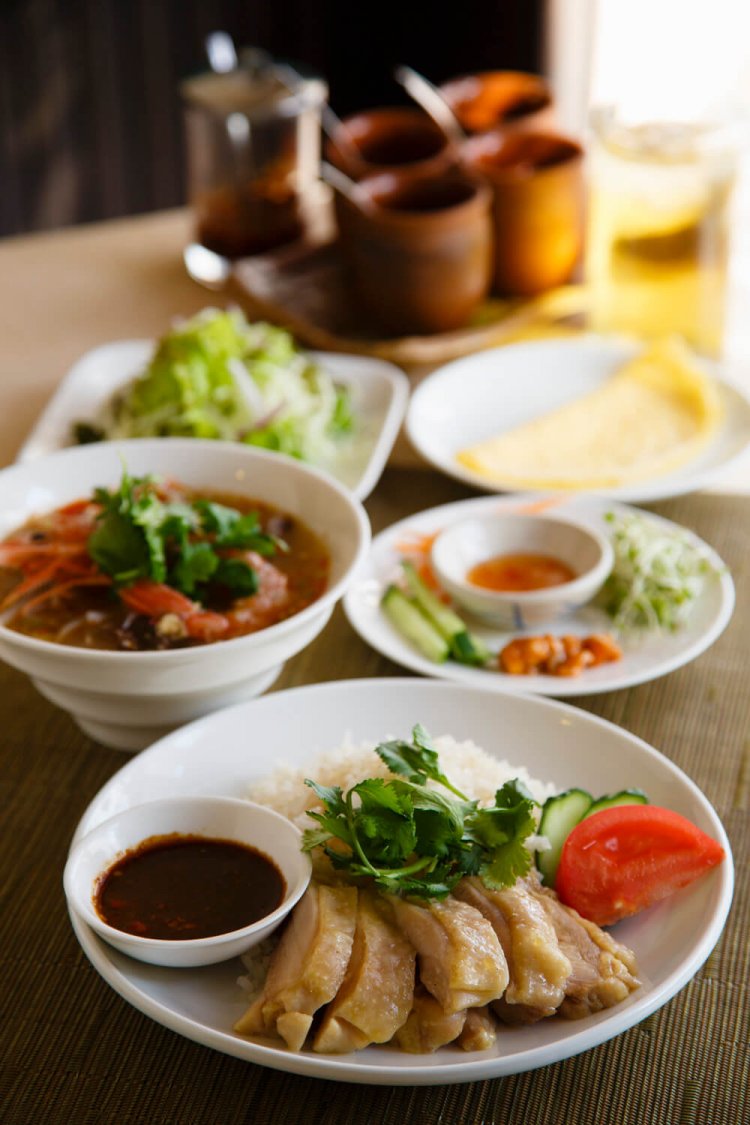 微笑みのランチ ハーフ＆ハーフセット1000円。カオマンガイ、冷製トムヤムクンヌードル、春巻き、サラダ付き。