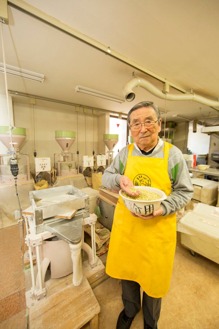  ｢石臼の質で粉が変わる｣と、貝塚さん。