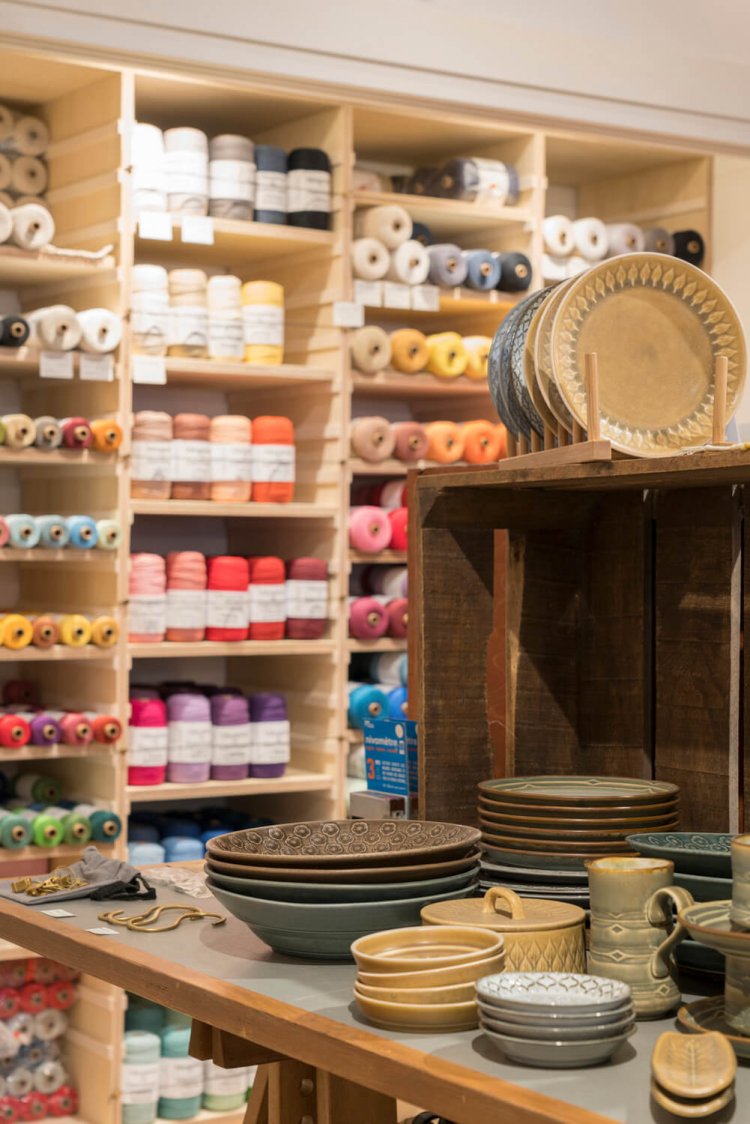 イェンス・クイストゴーの食器が数多く並ぶ。